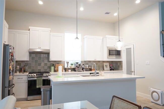Building Photo - 2718 Grand Fountains Dr