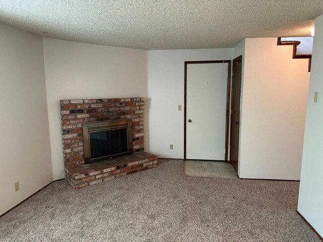 Building Photo - 2 bedroom 1.5 bathroom duplex in quiet Thu...