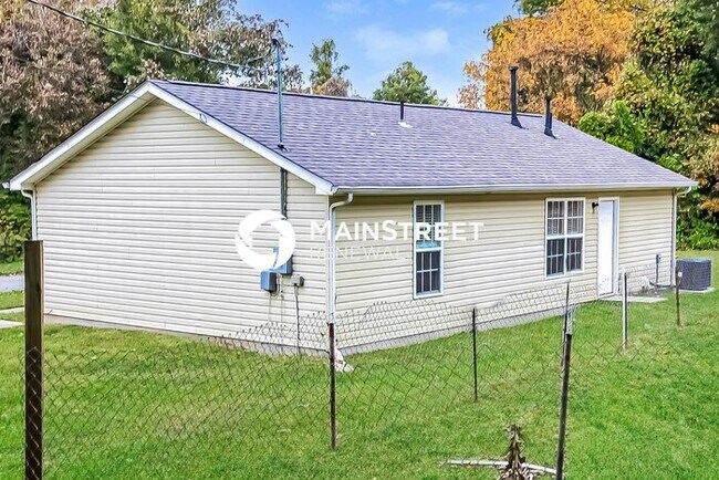 Building Photo - 3 Bedroom Pet-Friendly Home in GASTONIA, NC with Main Street Renewal