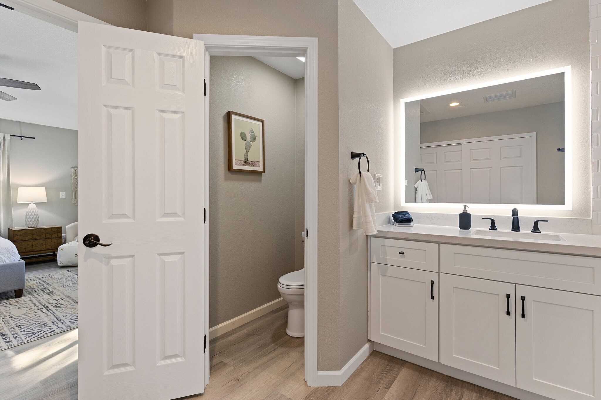 Large Master Ensuite - 4445 E Sharon Dr