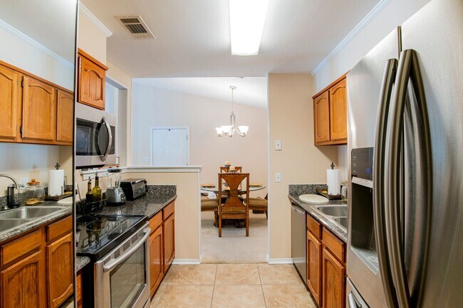 Building Photo - Well-maintained Pensacola Condo with Community Pool & Central Location