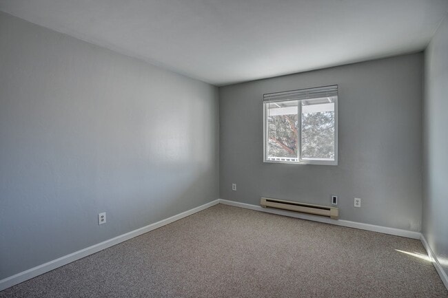 Building Photo - 2 Bedroom, 1 Bath Home For Rent in Diamond Valley!