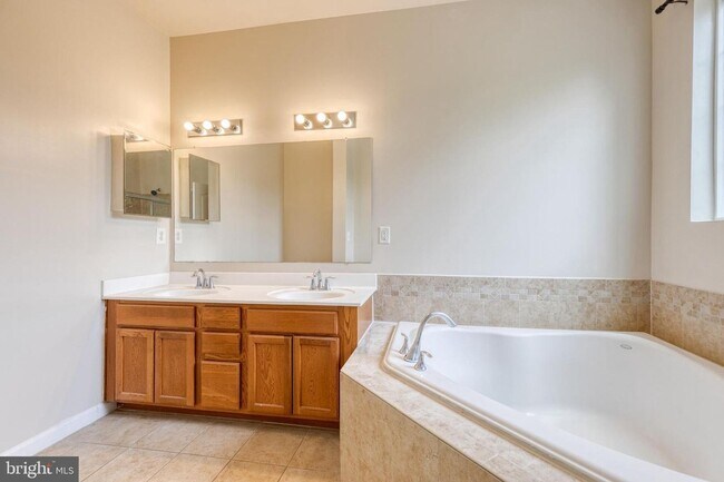 Building Photo - Welcome to Observation Drive! This lovely 3bd 2.5bth home is ready and waiting for you.