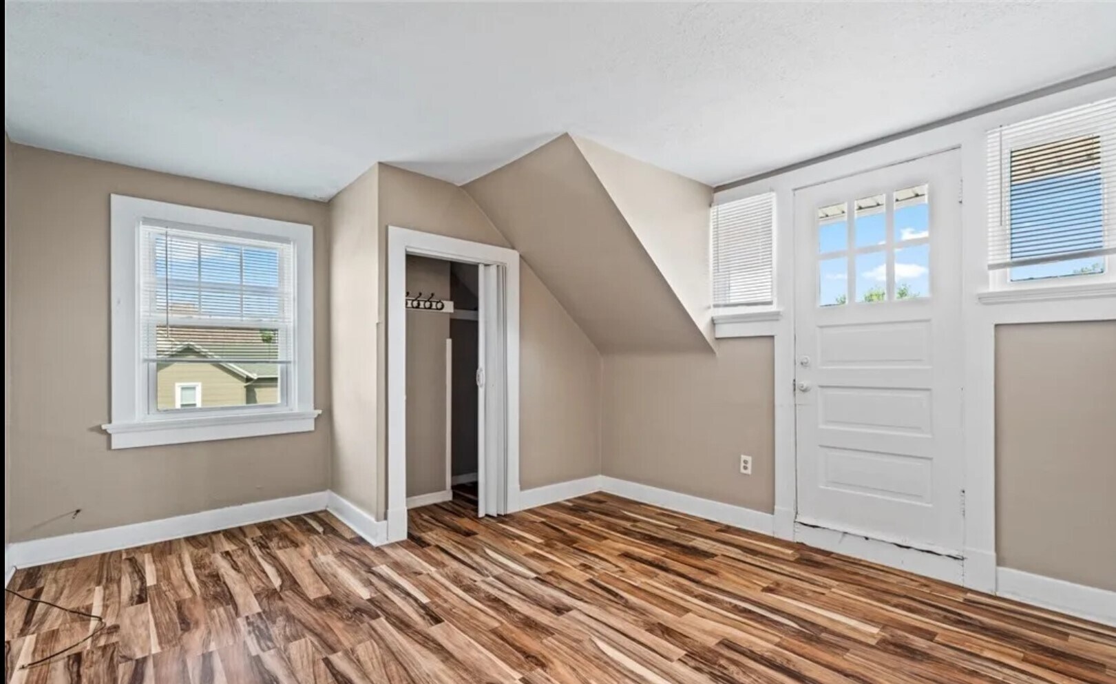 Building Photo - 900 E Stewart St