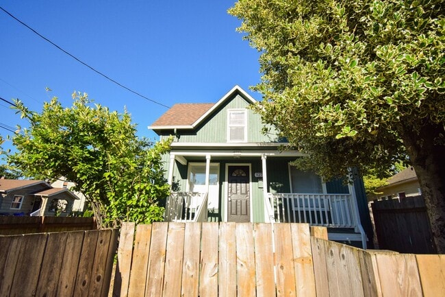 Building Photo - Beautiful 4 Bed 2 Bath Home in NE Portland!