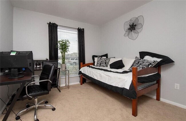 Building Photo - 810 Comal Run