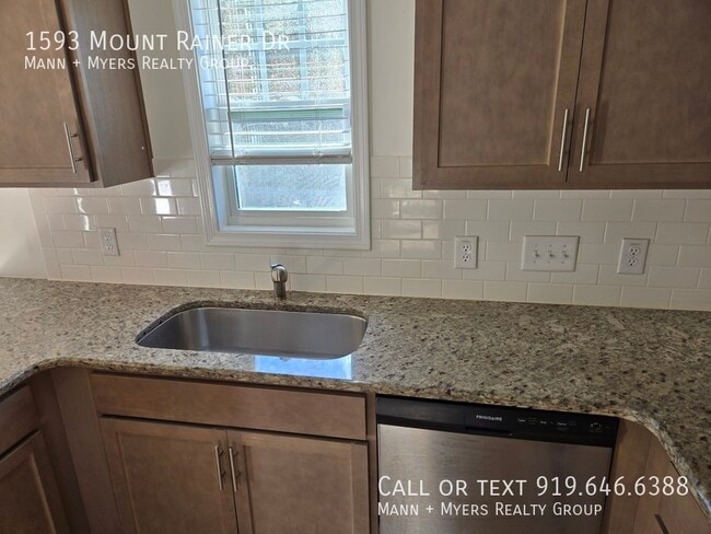 Building Photo - 1593 Mount Rainer Dr