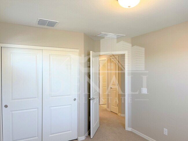 Building Photo - 905 S Canal Dr