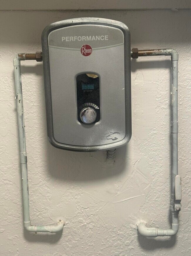 Building Photo - 555 W 6th St