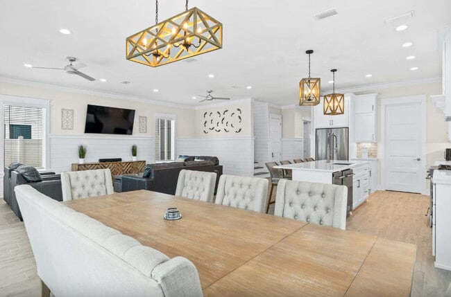 Building Photo - 322 E Lakeshore Dr