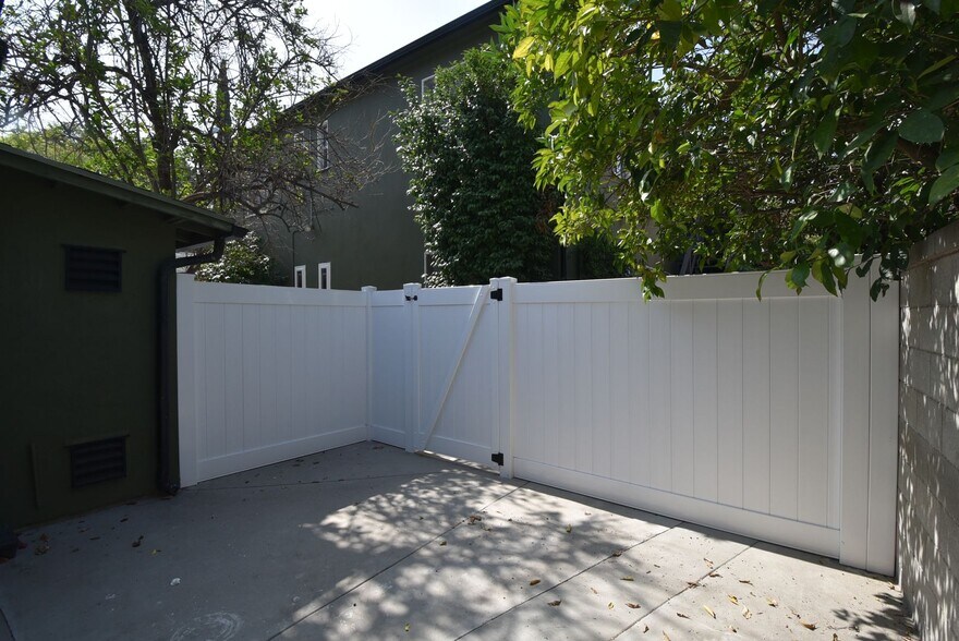 Building Photo - 10919 Camarillo St