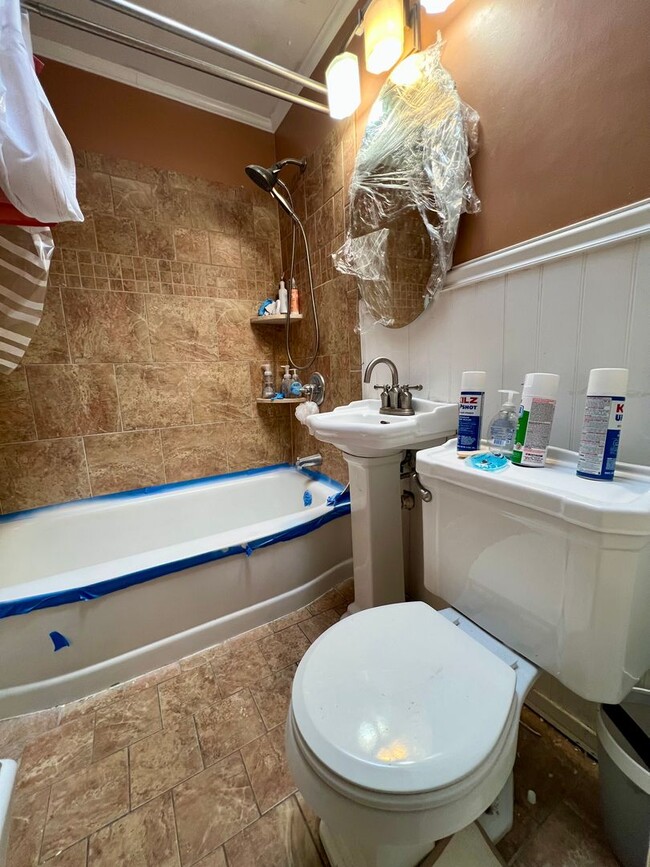 Building Photo - Stunning 3-Bedroom Townhome in Wissinoming! Available NOW!