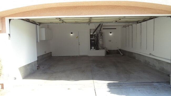 Building Photo - End-Unit 3BR 2.5BA Townhome w/ 2 Car Attached Garage