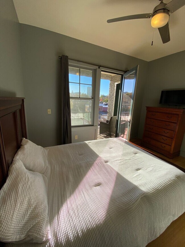 Building Photo - Downtown - Modern Condo minutes from the c...