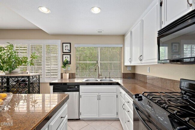 Building Photo - 2 Bedroom + 2.5 Bathroom Townhome + Loft! | Weston Cape Regatta | Ventura | Unfurnished