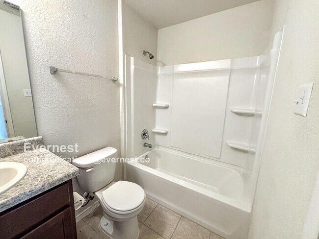 Building Photo - Charming and Spacious 3-Bedroom Home with ...