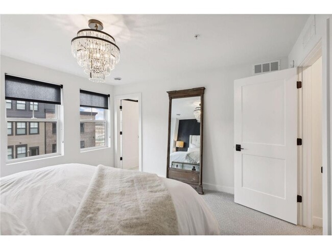 Building Photo - 870 Mount Curve Blvd