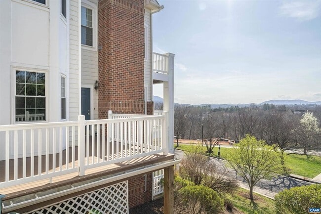Building Photo - 1055 Weybridge Ct