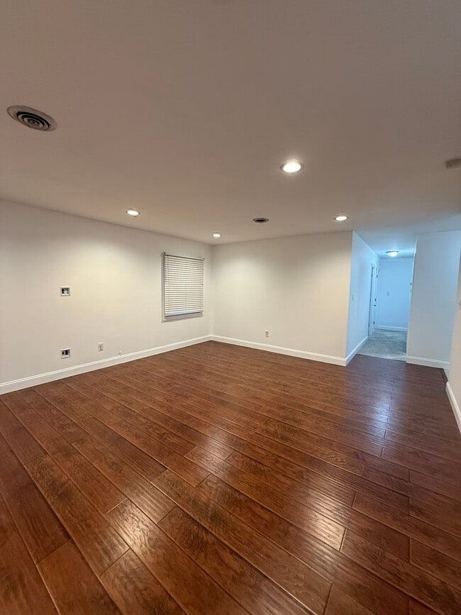 Building Photo - 25 Pembrook Ln