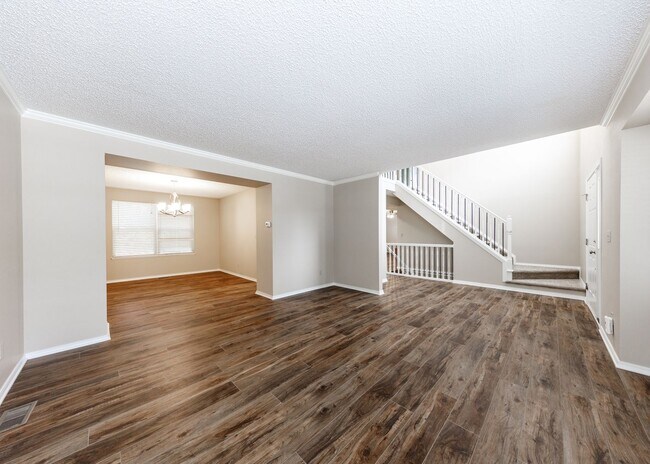 Building Photo - Stunning 5 Bedroom, 3.5 Bath Remodeled Hom...