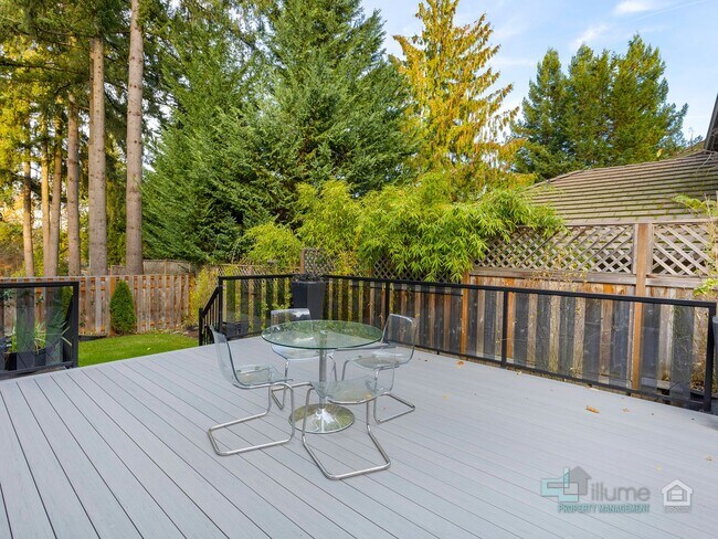 Building Photo - Fully Furnished Lake Oswego Gem!!!!