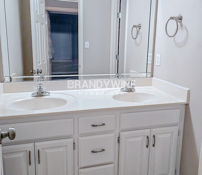 Building Photo - NEW LOWER RENTAL RATE LEASING SPECIAL: Rec...