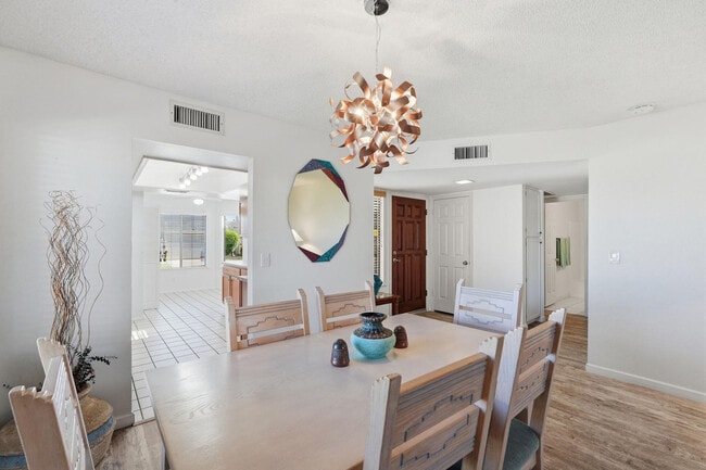 Building Photo - 650 S Arrowwood Way