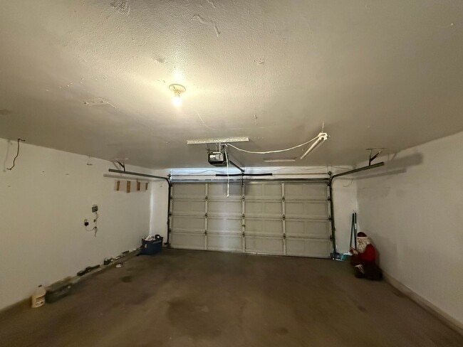 Building Photo - Updated two story home in Sylvan School Di...
