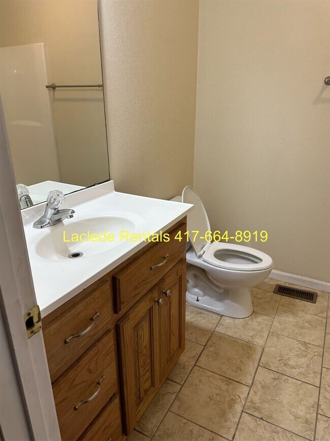 Building Photo - 3 Bedroom 2 Bathroom Duplex