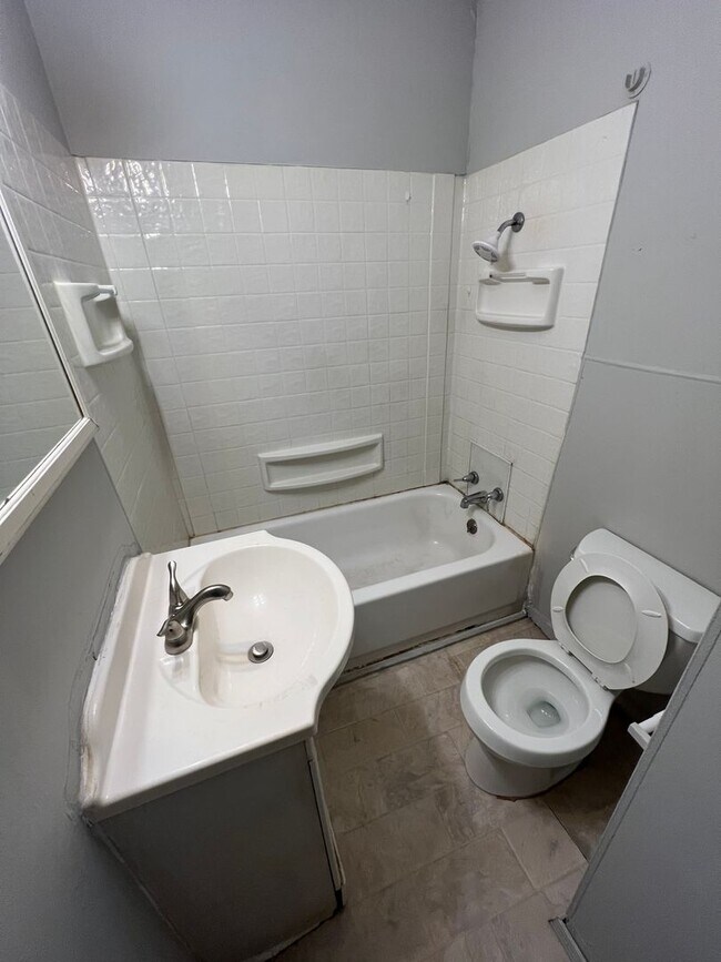 Building Photo - 705 Black Oak