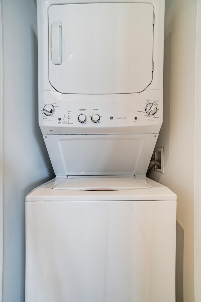 Building Photo - 2721 Hallandale Beach Blvd