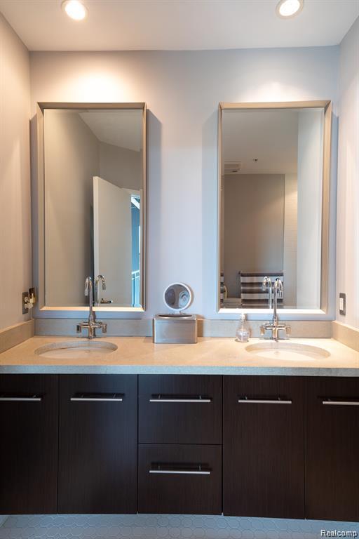 Building Photo - 111 N Main St