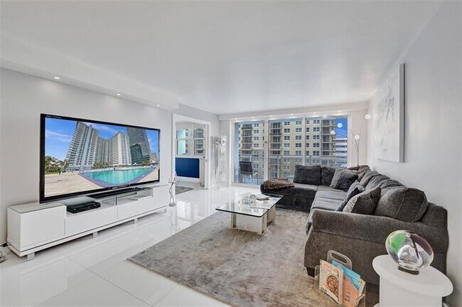Building Photo - 2030 S Ocean Dr