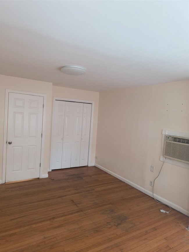 Building Photo - 6105 Meadowview Ave