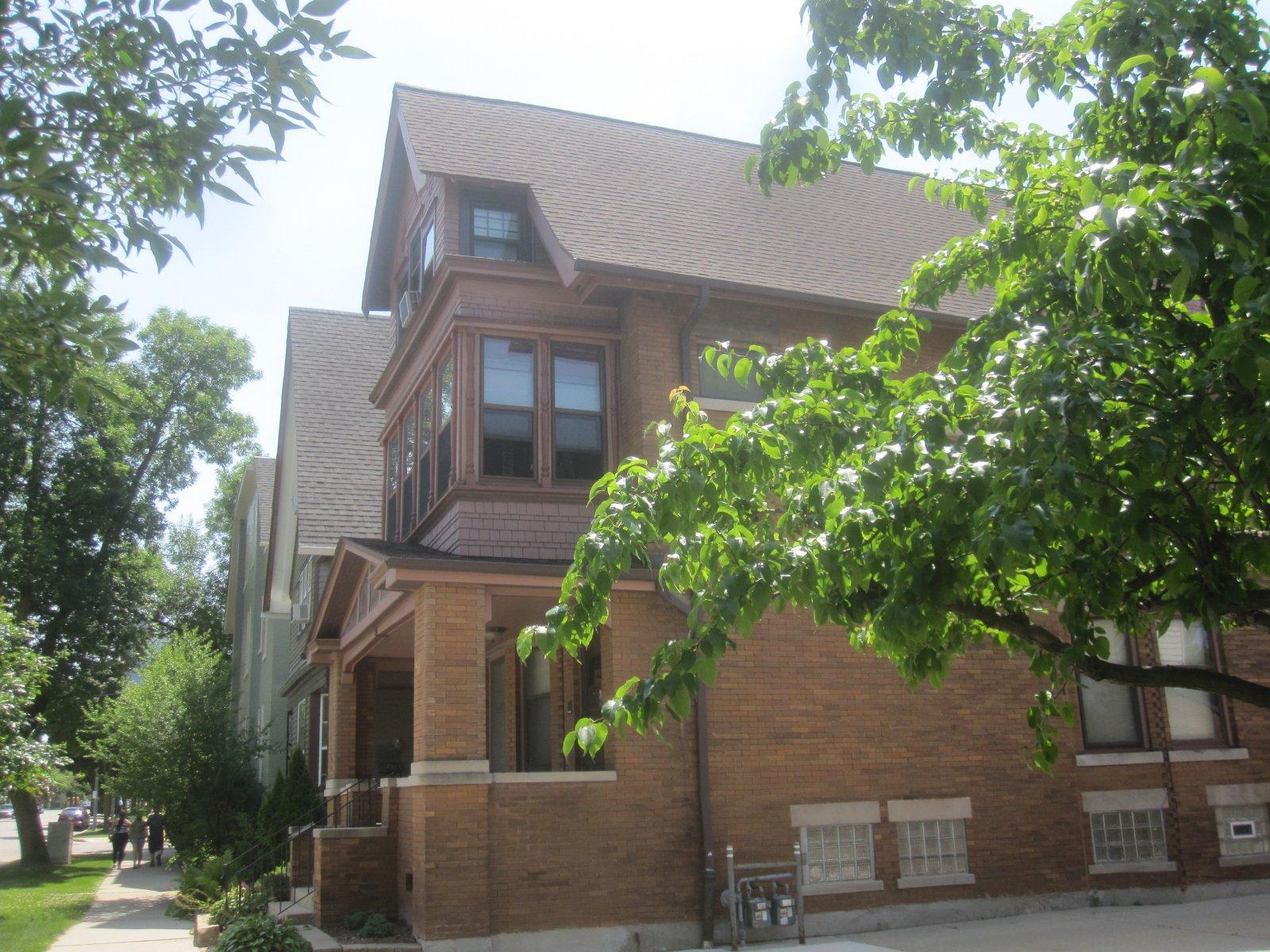House View 1 - 1513 N Astor St