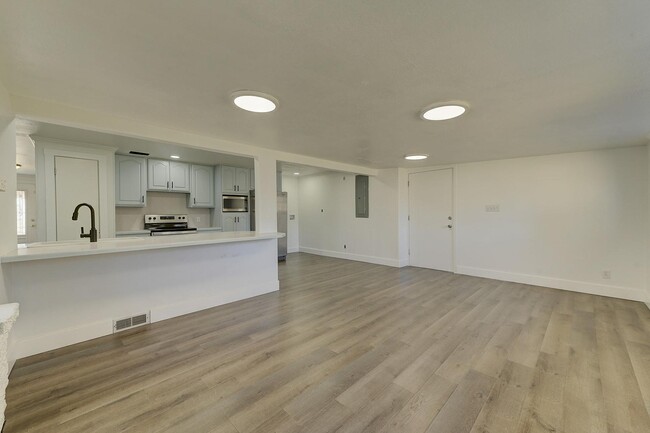 Building Photo - 440 S 1600 W St