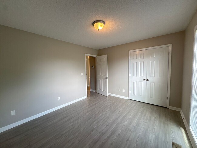 Building Photo - Spacious Brick Home with Fenced-In Back Yard!
