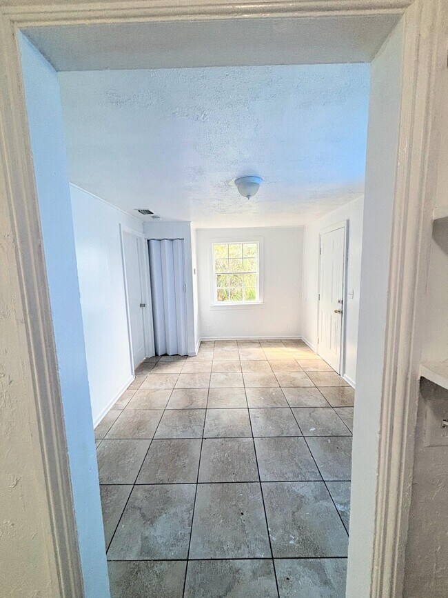 Building Photo - 804 Ridgewood Dr