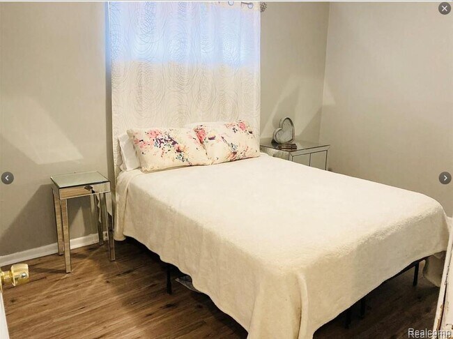 Building Photo - 11227 Packard Ave