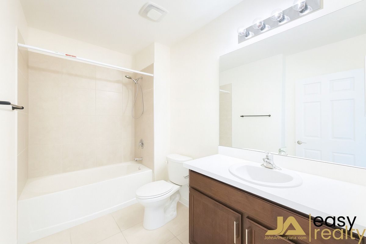 Building Photo - 2220 NE 5th Ave