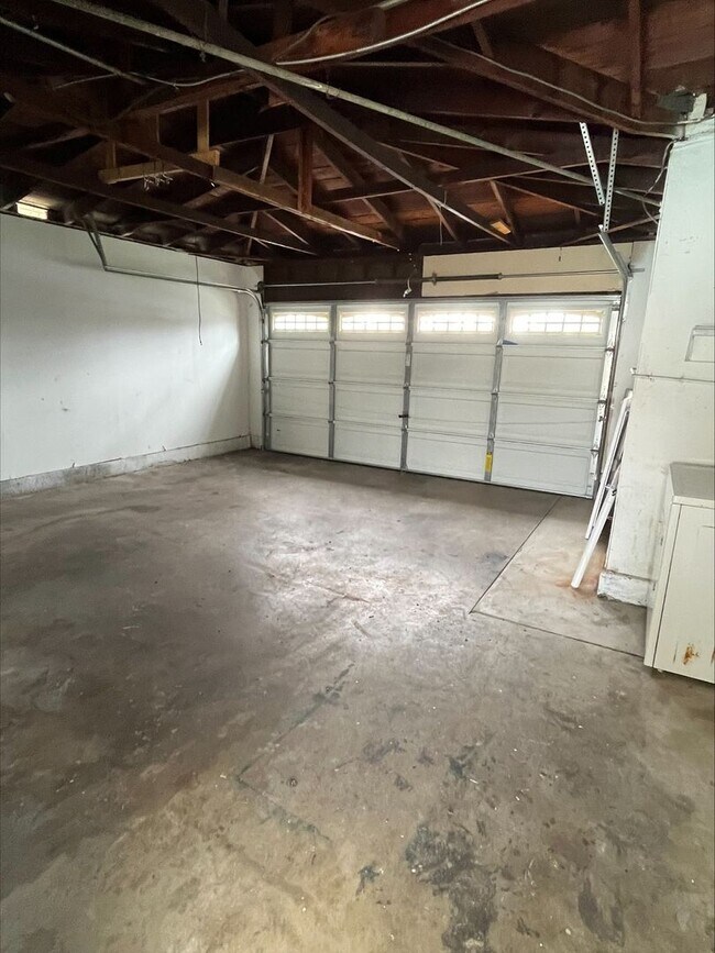 Building Photo - 3-bedrooms 2-bathrooms House for rent in Covina
