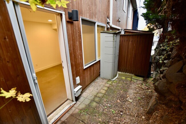 Building Photo - Gorgeous Eastlake Townhome - Stellar Locat...