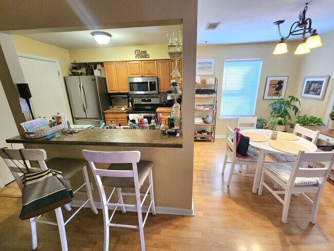 Building Photo - Top floor, corner unit condo off Shore Drive just two blocks from the bay!