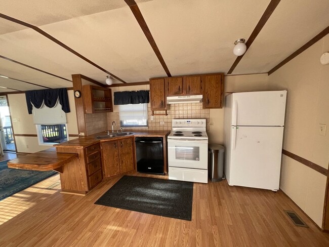 Building Photo - Quiet setting between Angier and Fuquay Varina