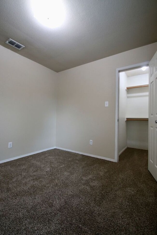 Building Photo - PERFECT 3/2 Duplex in AWESOME Fort Worth Location! ALL Kitchen Appliances Included ~ Full Size Wa...