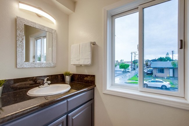 Guest Bath - 4325 38th St