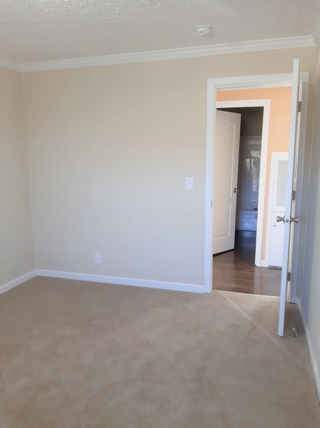 Building Photo - SUBLEASE through May 2026 3 Bedroom 2 Bath-Beautiful Views