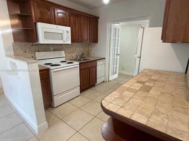 Building Photo - 1021 N Victoria Park Rd