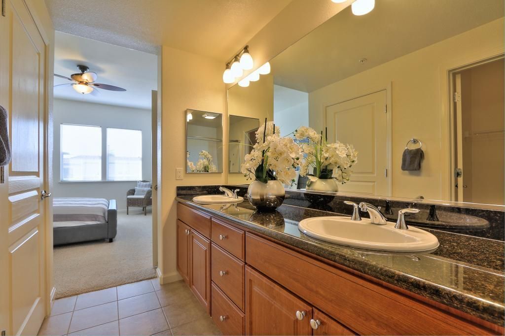 Main bathroom - 1883 Agnew Rd