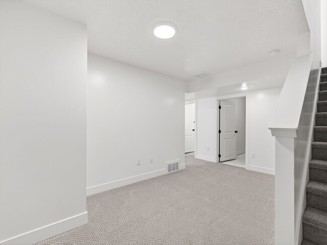 Building Photo - 3 Bed / 3.5 Bath Townhome in Mapleton – Modern, Spacious & Well-Located